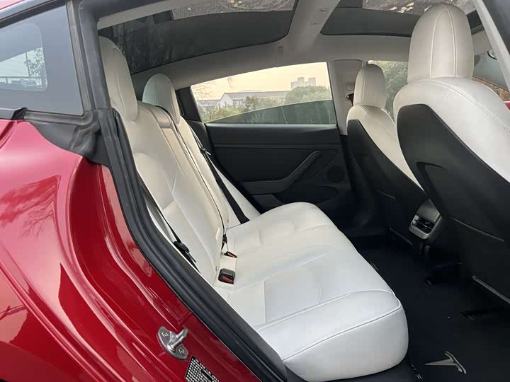 Фото 13 - Tesla Model 3