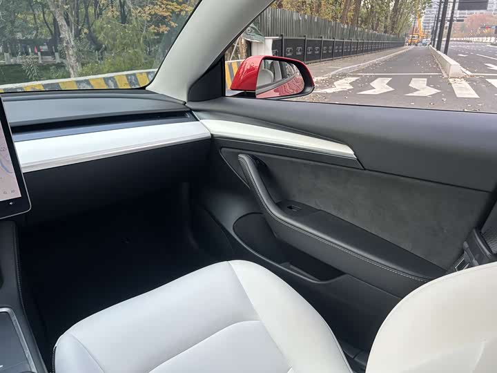 Фото 20 - Tesla Model 3