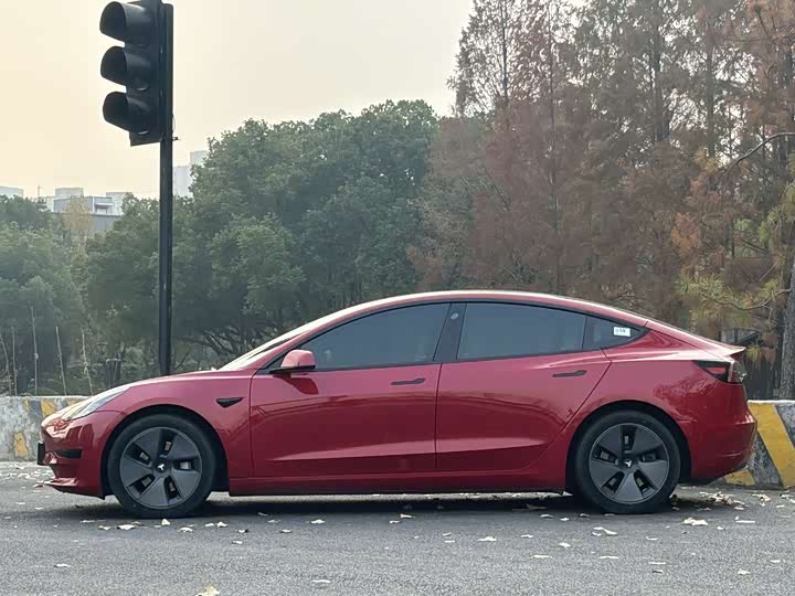 Фото 4 - Tesla Model 3