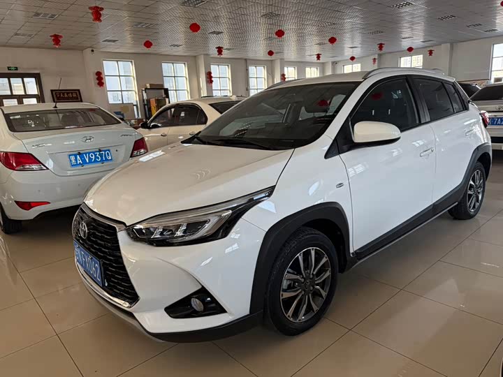 Фото 2 - Toyota Yaris L Hatchback