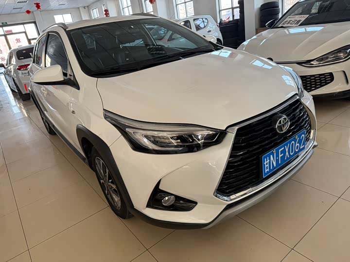 Фото 3 - Toyota Yaris L Hatchback