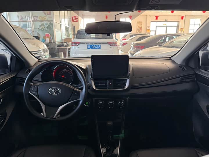 Фото 4 - Toyota Yaris L Hatchback