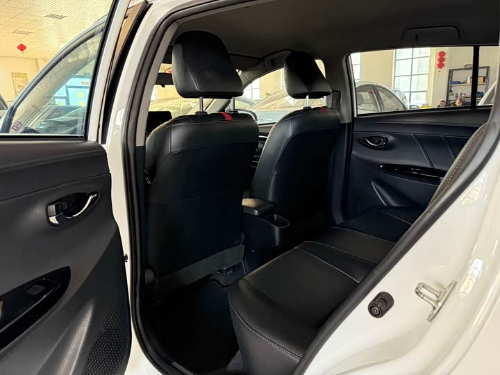 Фото 5 - Toyota Yaris L Hatchback