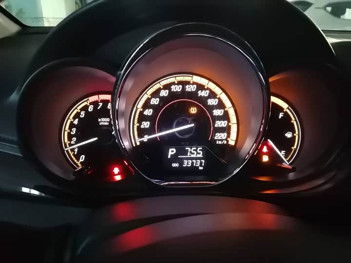 Фото 6 - Toyota Yaris L Hatchback