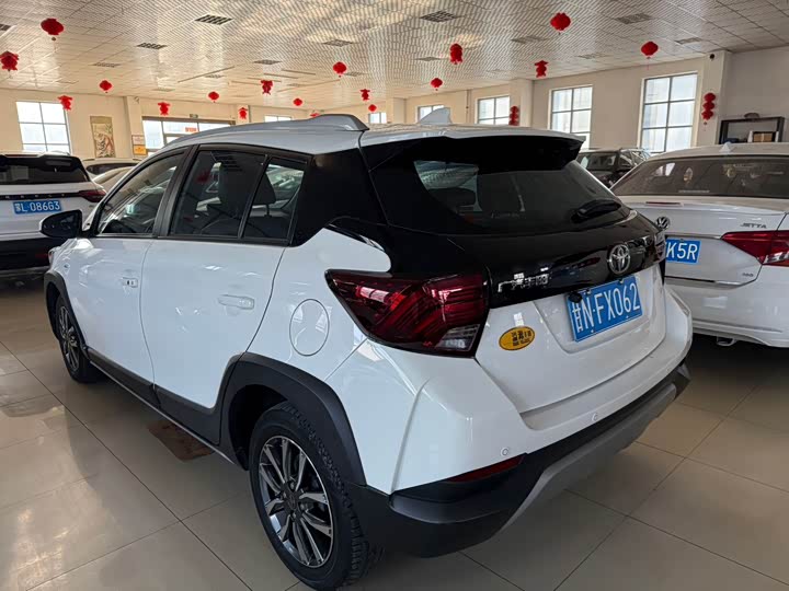 Фото 7 - Toyota Yaris L Hatchback