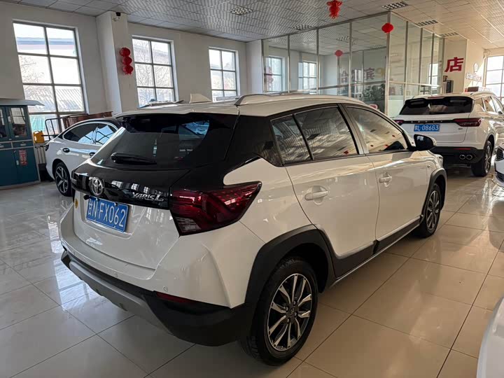 Фото 9 - Toyota Yaris L Hatchback