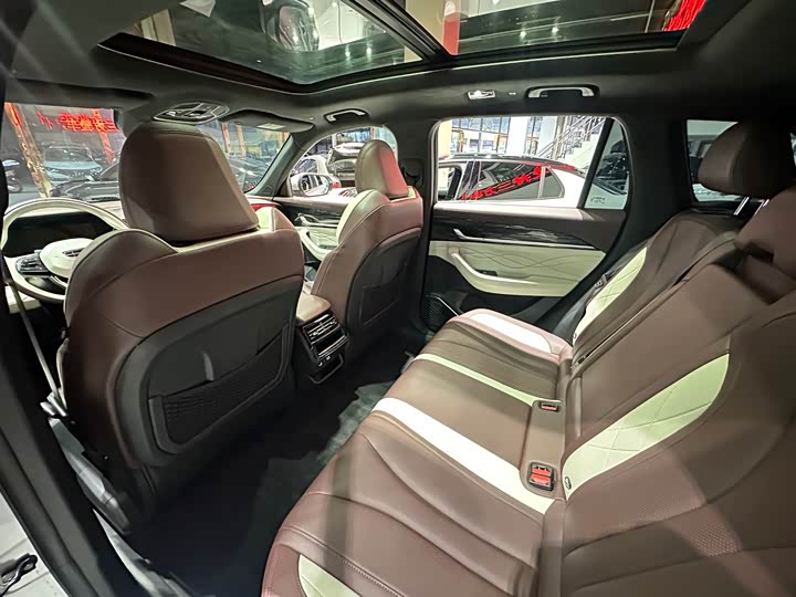 Фото 10 - Geely Monjaro