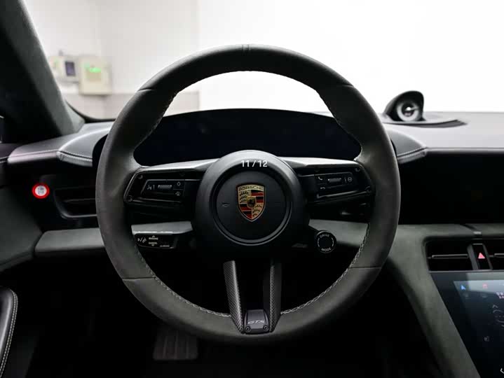 Фото 11 - Porsche Taycan