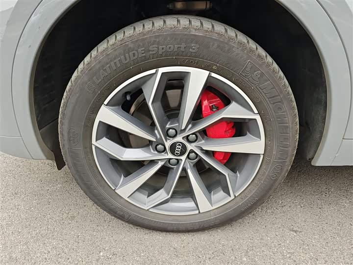 Фото 23 - Audi Q5L