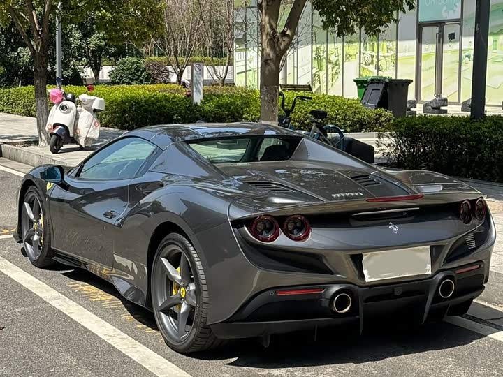 Фото 2 - Ferrari F8
