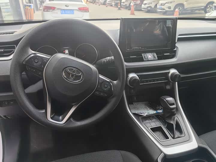 Фото 10 - Toyota RAV4