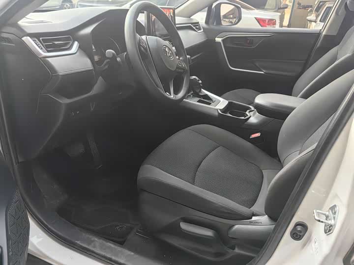 Фото 12 - Toyota RAV4