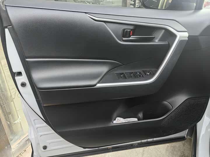 Фото 13 - Toyota RAV4