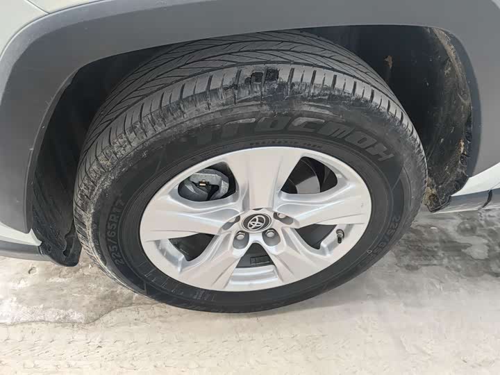 Фото 14 - Toyota RAV4