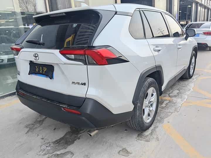 Фото 5 - Toyota RAV4