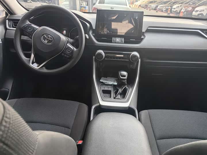 Фото 8 - Toyota RAV4