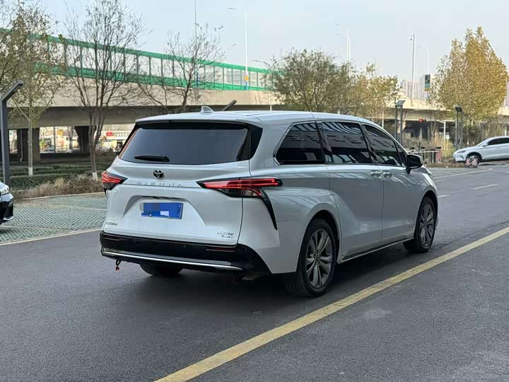 Фото 4 - Toyota Sienna