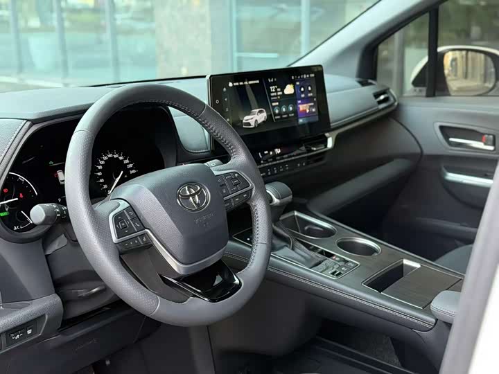 Фото 7 - Toyota Sienna