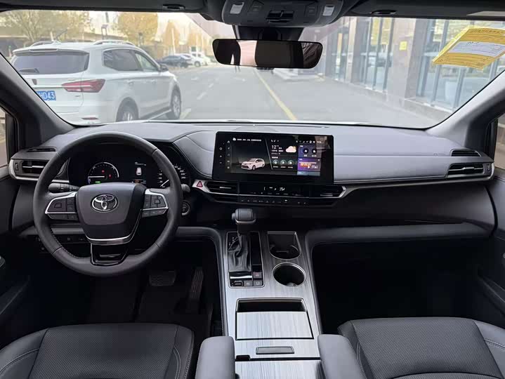 Фото 9 - Toyota Sienna