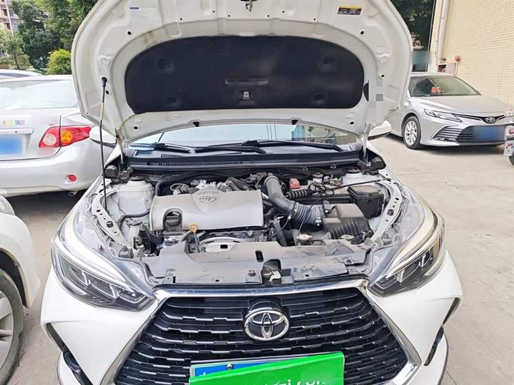 Фото 11 - Toyota Yaris L Hatchback