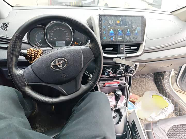 Фото 13 - Toyota Yaris L Hatchback