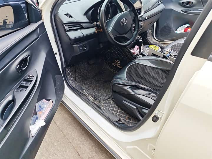 Фото 14 - Toyota Yaris L Hatchback