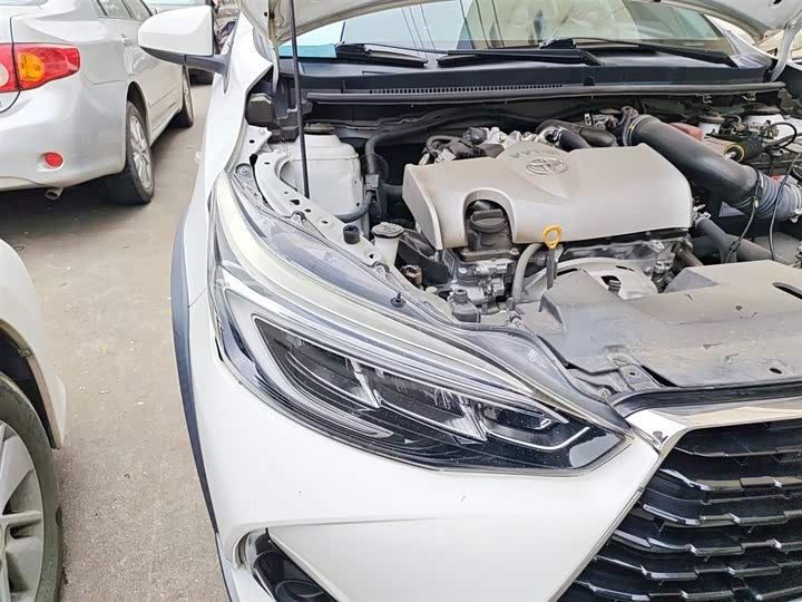 Фото 21 - Toyota Yaris L Hatchback