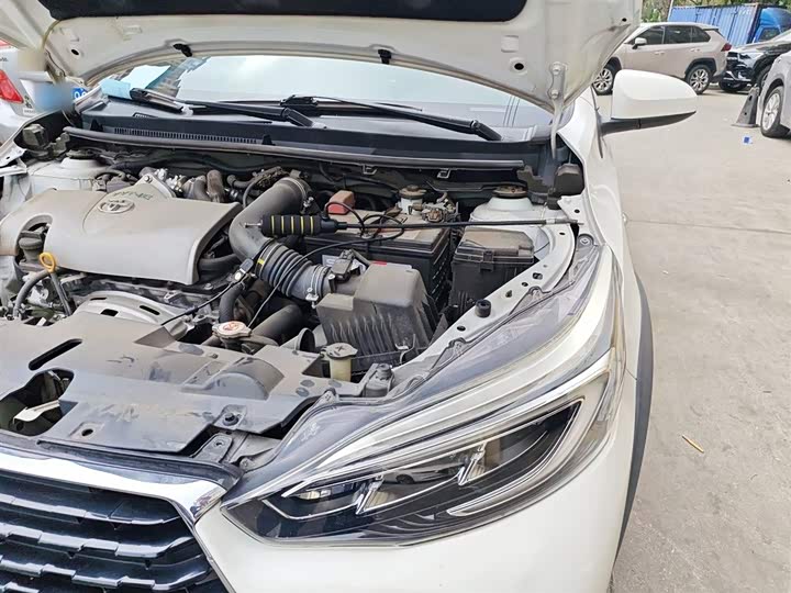 Фото 22 - Toyota Yaris L Hatchback