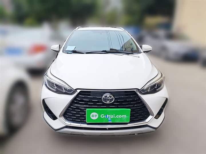 Фото 24 - Toyota Yaris L Hatchback