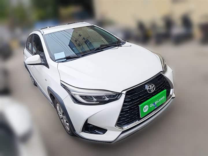 Фото 26 - Toyota Yaris L Hatchback