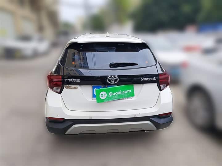 Фото 28 - Toyota Yaris L Hatchback