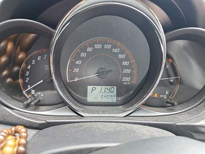 Фото 4 - Toyota Yaris L Hatchback