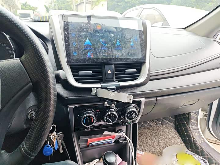 Фото 6 - Toyota Yaris L Hatchback