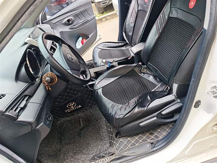 Фото 8 - Toyota Yaris L Hatchback