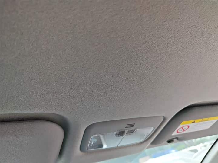 Фото 9 - Toyota Yaris L Hatchback