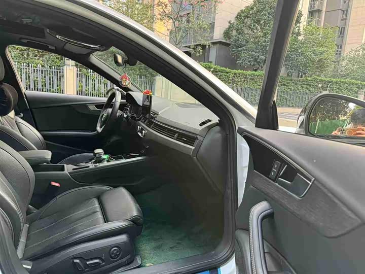 Фото 8 - Audi A4L