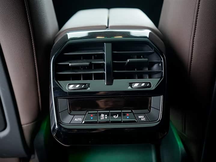 Фото 10 - BMW iX