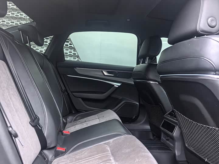 Фото 16 - Audi A6L