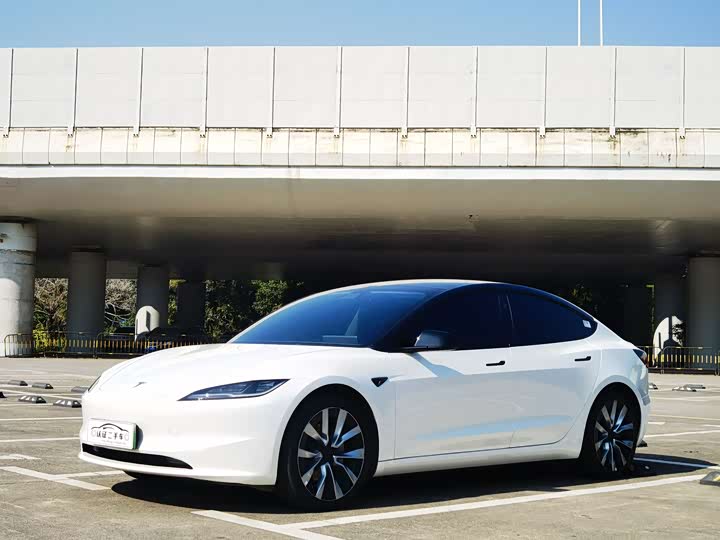 Фото 1 - Tesla Model 3