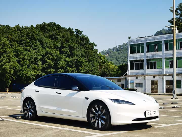 Фото 3 - Tesla Model 3