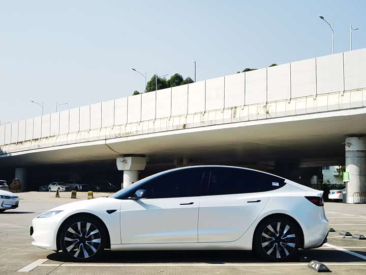 Фото 4 - Tesla Model 3