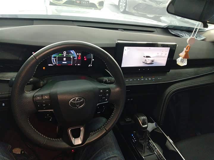 Фото 10 - Toyota Camry