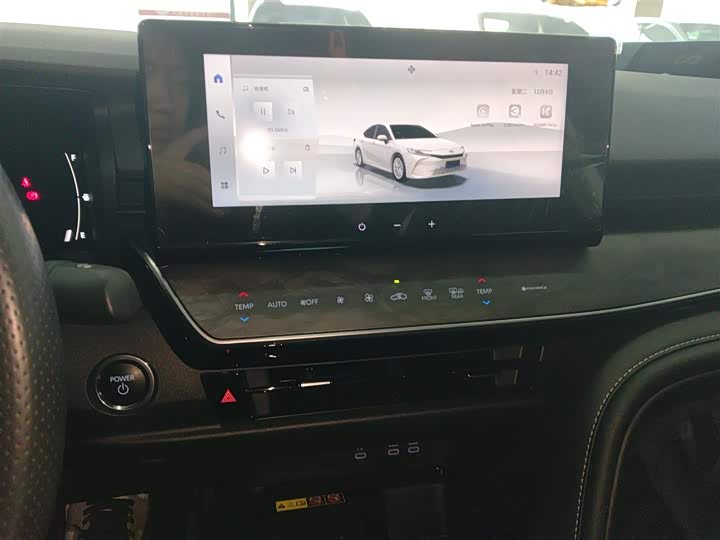 Фото 13 - Toyota Camry