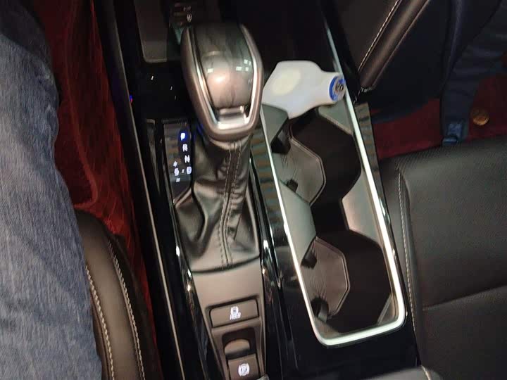 Фото 14 - Toyota Camry