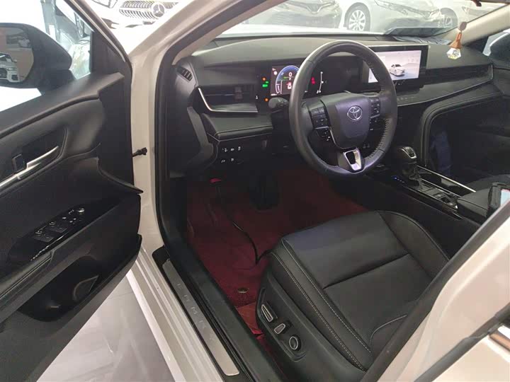 Фото 16 - Toyota Camry