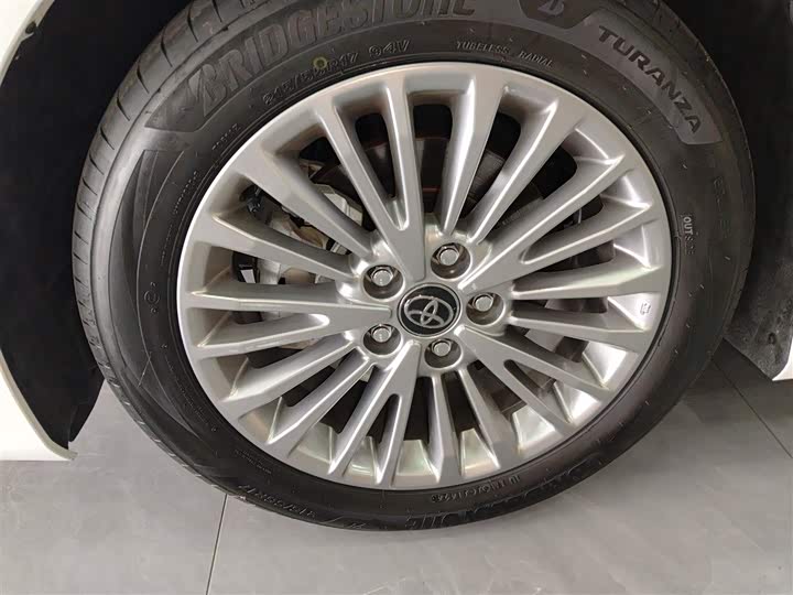 Фото 23 - Toyota Camry