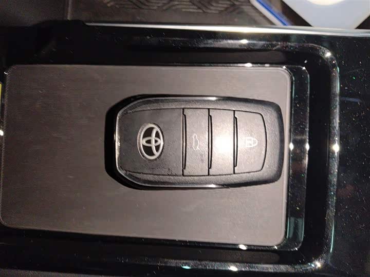 Фото 9 - Toyota Camry