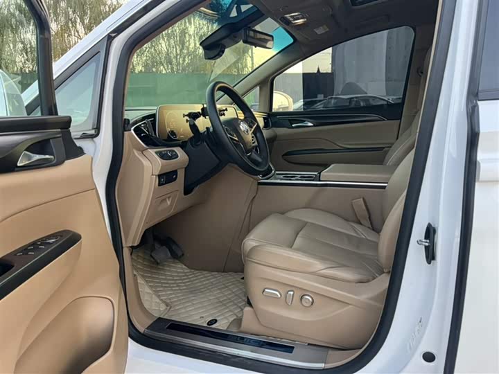 Фото 18 - Buick GL8 ES