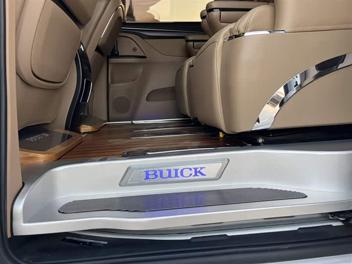 Фото 19 - Buick GL8 ES