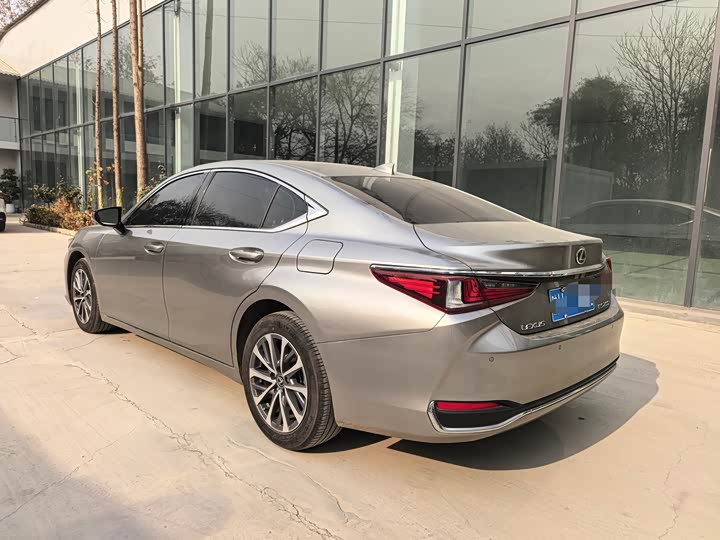 Фото 7 - Lexus ES